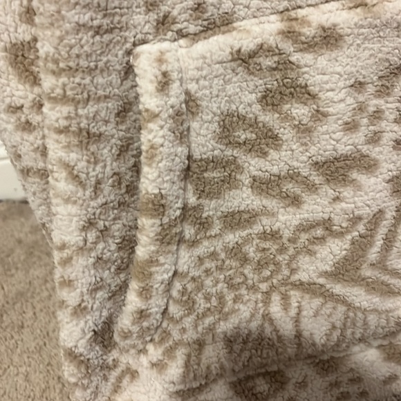 NWOT American Eagle Sweatshirt - Picture 4 of 5